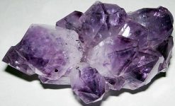 640px-Amethyst_(purple_quartz)_11