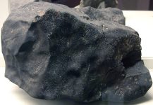 640px-Carbonaceous_chondrite_(Murchison_Meteorite)_(14601493358)
