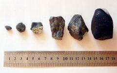 640px-Chelyabinsk_meteor_parts_with_ruler