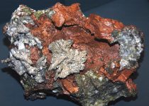 640px-Copper_and_silver_(Mesoproterozoic,_1.05-1.06_Ga;_Adventure_Mine,_Ontonagon_County,_Upper_Peninsula_of_Michigan,_USA)_(16691572374)