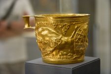 640px-Gold_cup_Vafio_1500_to_1450_BC,_NAMA_1758_080867