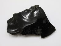 640px-Obsidian_flakes_(AM_1979.106-1)
