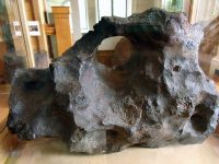 640px-Thumper_of_a_Canyon_Diablo_meteorite_with_hole_(12419204905)