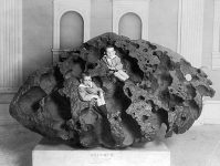 640px-Willamette_Meteorite,_AMNH,_New_York_Times,_1911