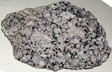 Devitrified_rhyolitic_obsidian_(Roaring_Mountain_Member,_Plateau_Rhyolite,_Upper_Pleistocene,_~59_ka_ka;_Obsidian_Cliff,_Yellowstone,_Wyoming,_USA)_(41624576491)