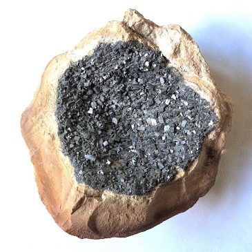 Fake_geode_of_galena_(Real_geode_recovered_with_galena)