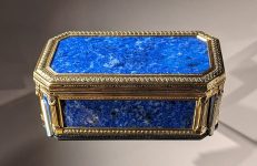 Tabatière_de_lapis-lazuli_-_Musée_du_Louvre_Objets_d'art_OA_2133